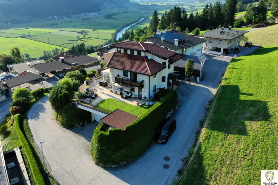 Traumhaftes, elegantes und großzügiges Wohnhaus in ruhiger Sonnenlage mit Panoramablick auf das Zillertal - Bild
