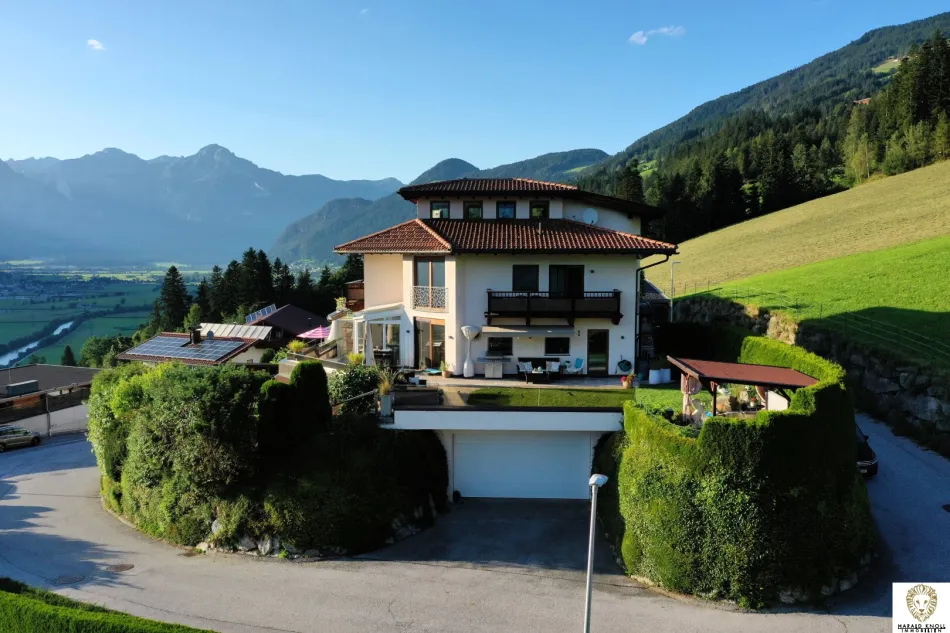 Traumhaftes, elegantes und großzügiges Wohnhaus in ruhiger Sonnenlage mit Panoramablick auf das Zillertal - Bild