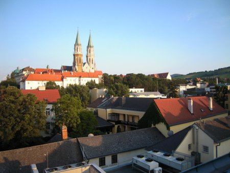 KLOSTERNEUBURG - LOFTARTIGE ARCHITEKTENWOHNUNG + FERNBLICK