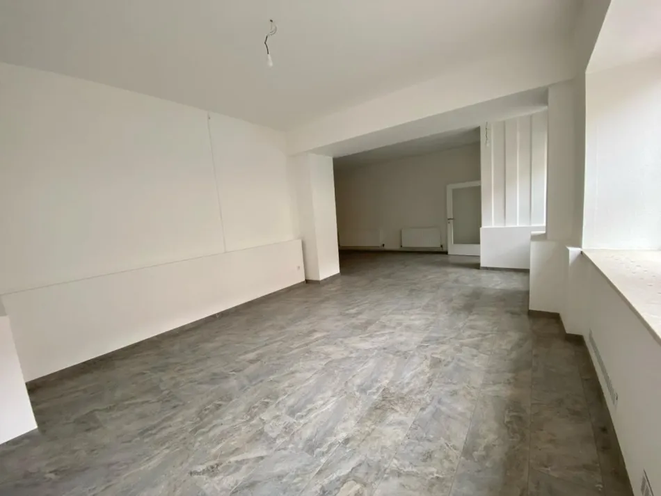 Ihr neues Geschäftsdomizil: 141 m2 mit ebenerdiger Zugänglichkeit, 4 Räumen, 2 WC und einer geräumigen Terrasse in bester Lage - Vereinbaren Sie noch heute eine Besichtigung! - Bild
