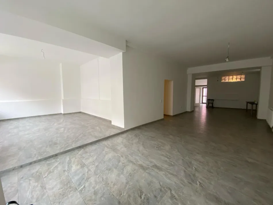 Ihr neues Geschäftsdomizil: 141 m2 mit ebenerdiger Zugänglichkeit, 4 Räumen, 2 WC und einer geräumigen Terrasse in bester Lage - Vereinbaren Sie noch heute eine Besichtigung! - Titelbild