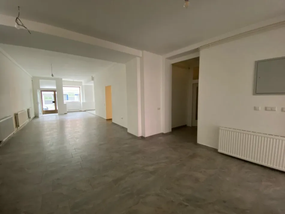 Ihr neues Geschäftsdomizil: 141 m2 mit ebenerdiger Zugänglichkeit, 4 Räumen, 2 WC und einer geräumigen Terrasse in bester Lage - Vereinbaren Sie noch heute eine Besichtigung! - Bild