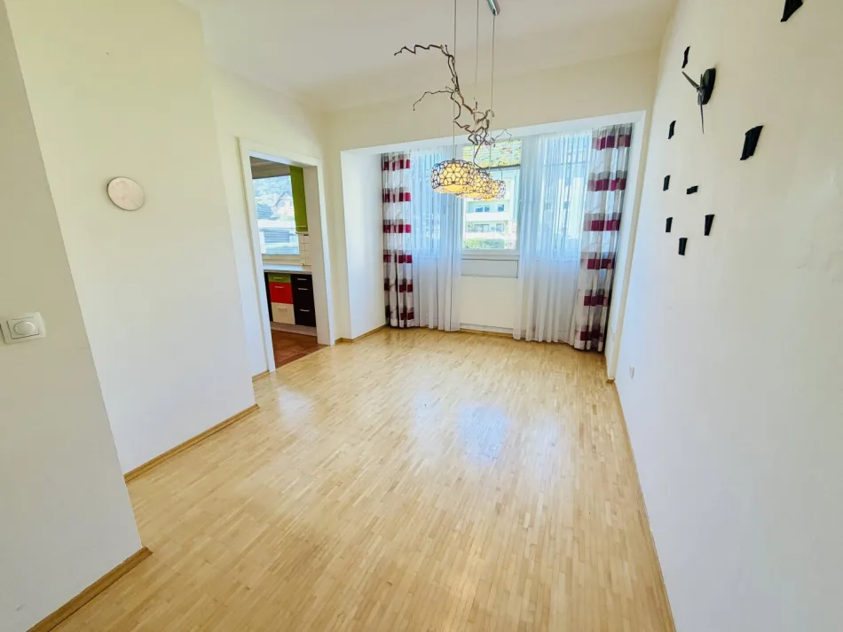Fohnsdorf: Großzügiges Wohnen mit besonderem Raumgefühl – ca. 94 m², 4-Zimmer-Wohnung im Erdgeschoss mit Tiefgaragenplatz - Bild