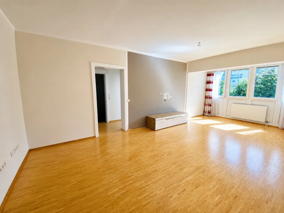 Fohnsdorf: Großzügiges Wohnen mit besonderem Raumgefühl – ca. 94 m², 4-Zimmer-Wohnung im Erdgeschoss mit Tiefgaragenplatz - Titelbild