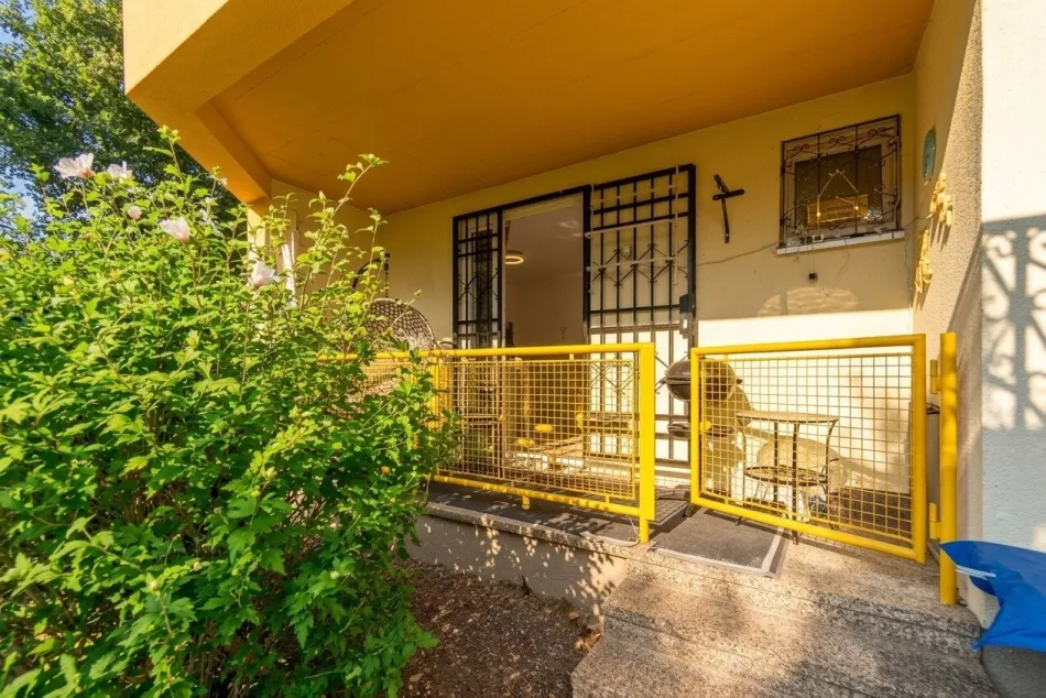 Hausansicht Gartenseite mit Loggia