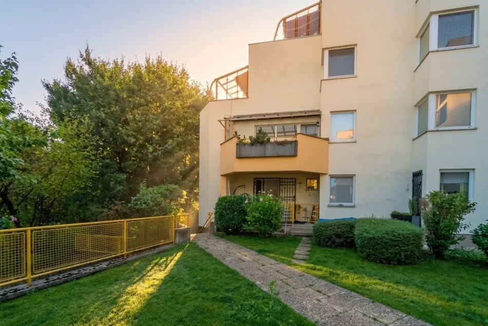 Hausansicht Gartenseite mit Loggia