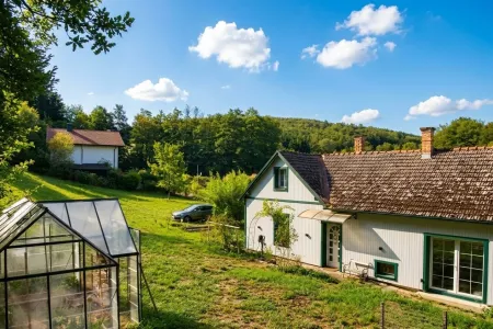 gartenseitige Hausansicht mit Glashaus*