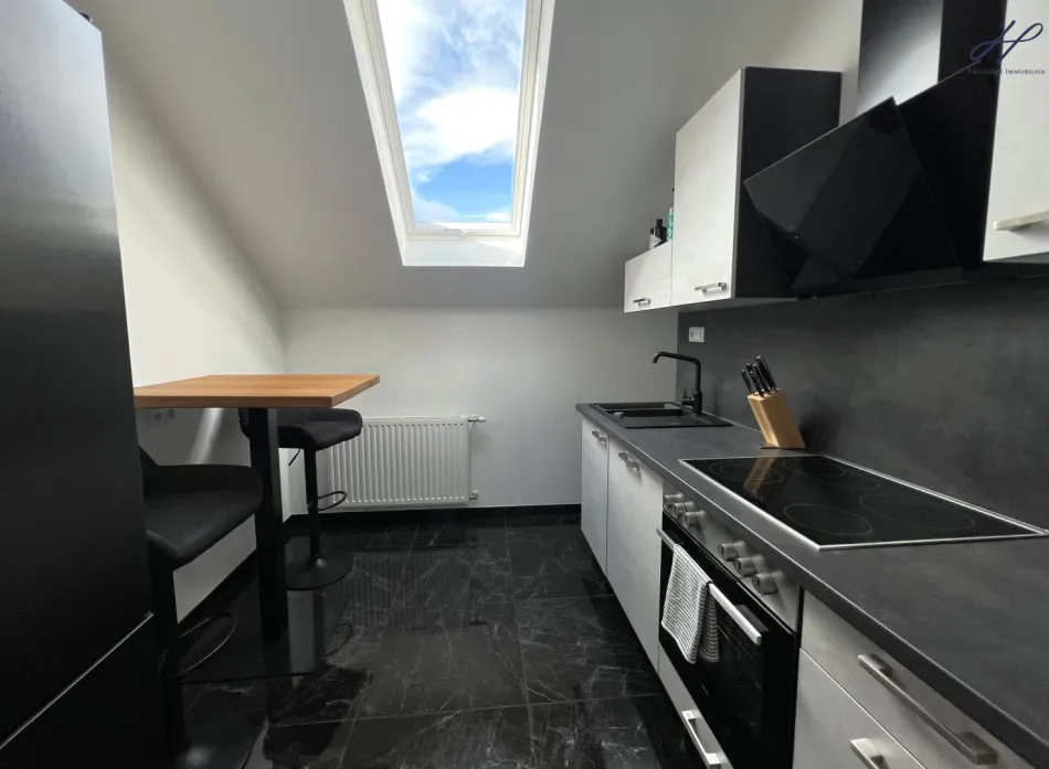 Modernisierte Dachgeschosswohnung mit Balkon & Blick auf die Burgruine Kirchschlag - Titelbild