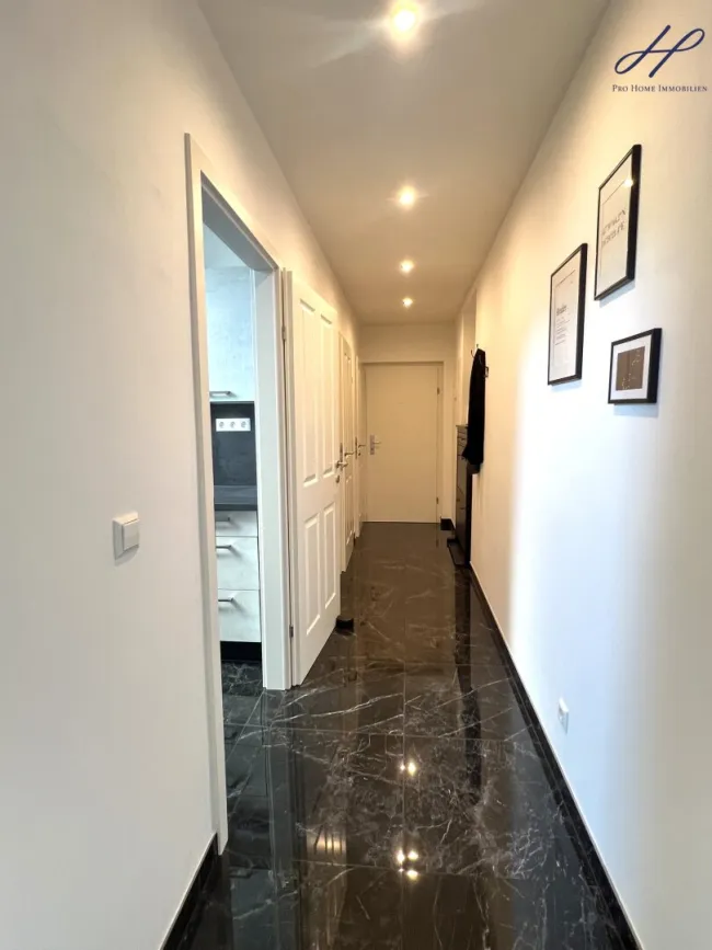 Modernisierte Dachgeschosswohnung mit Balkon & Blick auf die Burgruine Kirchschlag - Bild