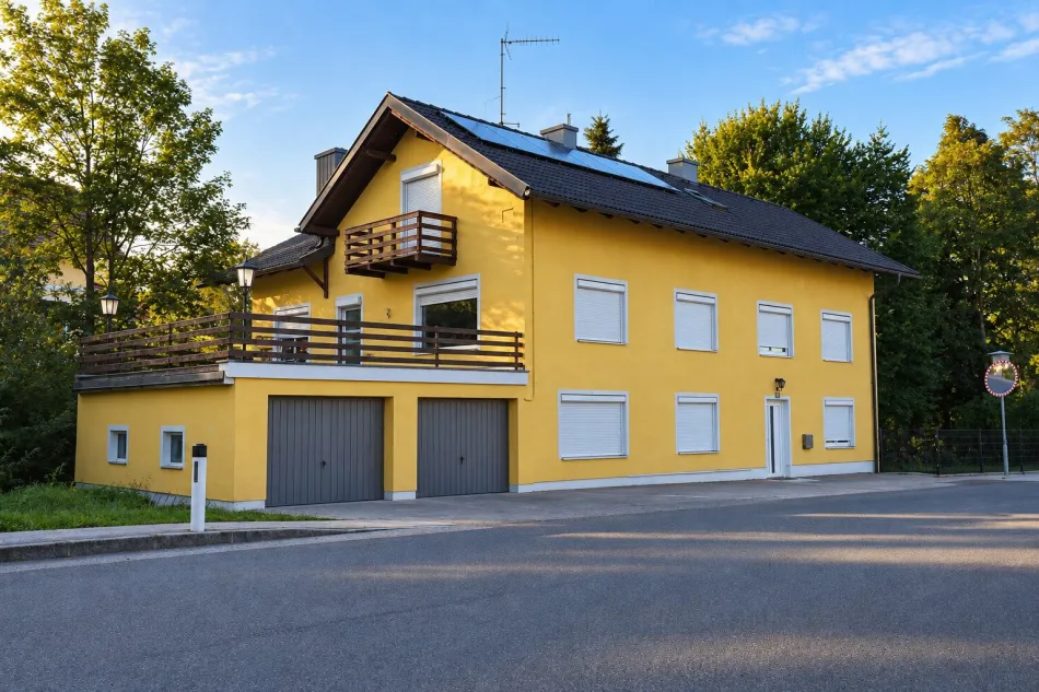 Erstbezug nach Sanierung – 3-geschossiges Wohnhaus mit Garten, Terrasse & 2-PKW-Garage - Titelbild