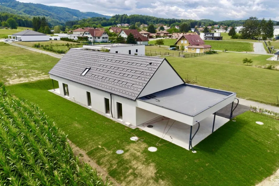 Südsteiermark: Bungalow mit Grünblick, PV-Anlage, Speicher und luxuriöser Tischler-Küche! - Titelbild