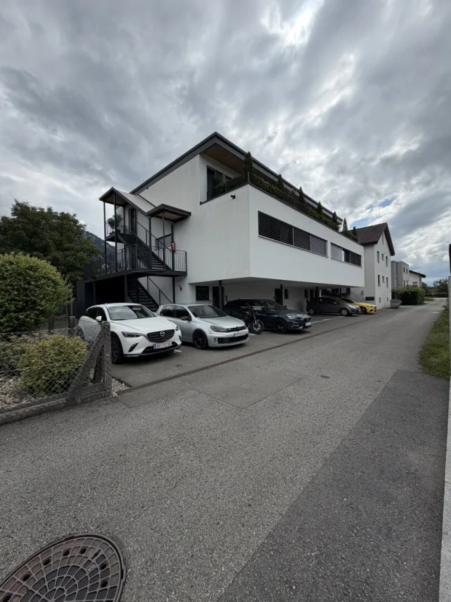 Wohnen mit Stil: Exklusive 4-Zimmer-Wohnung mit traumhaftem 117 m² Privatgarten - Titelbild