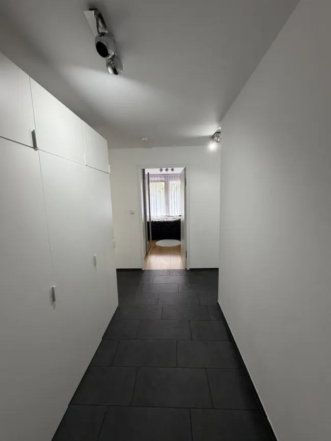 Wohnen mit Stil: Exklusive 4-Zimmer-Wohnung mit traumhaftem 117 m² Privatgarten - Bild