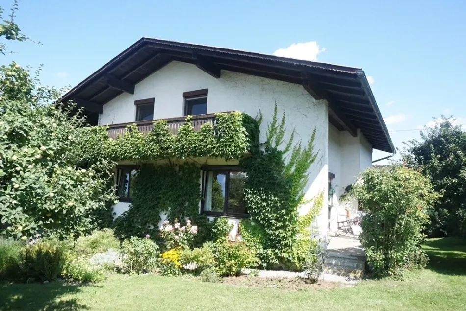 Wohnhaus - klassischer Baustil in guter Stadtrandlage - Titelbild
