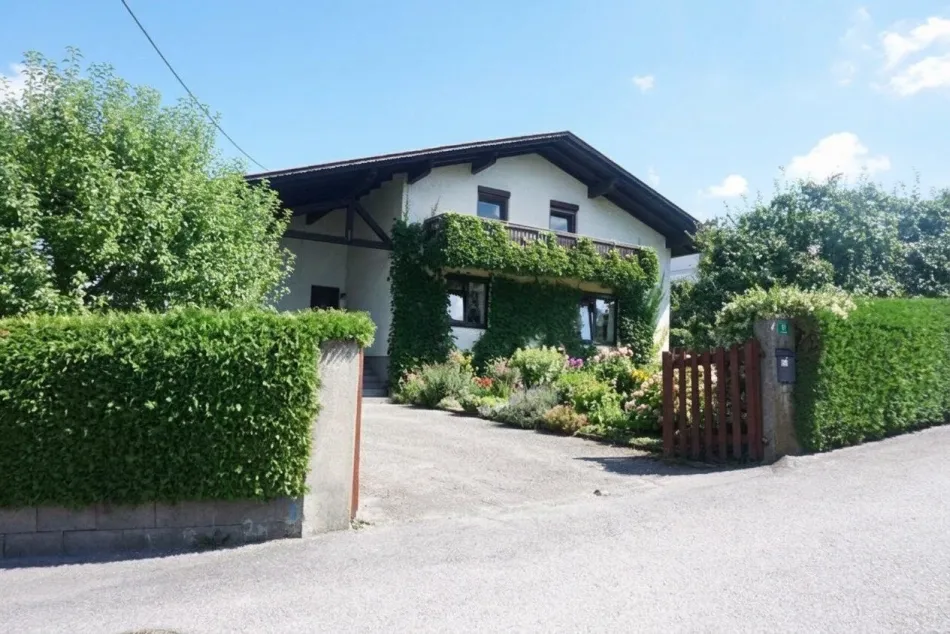 Wohnhaus - klassischer Baustil in guter Stadtrandlage - Bild