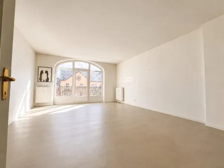 Großer Büroraum mit Zugang zum Balkon
