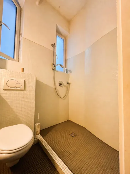 Bad mit Dusche, WC, Waschbecken + Fenster