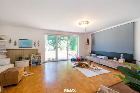 Wohnzimmer mit Ausgang auf die Terrasse
