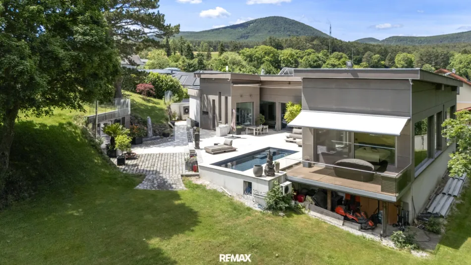 Exklusiver Design-Bungalow mit Pool, Sauna & modernster Haustechnik in absoluter Ruhelage - Titelbild