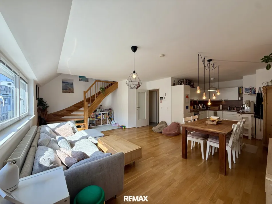 MODERNES WOHNEN ÜBER DEN DÄCHERN DES 18. BEZIRKS! – Dachgeschoss-Maisonette mit Dachterrasse + TG Platz - Titelbild