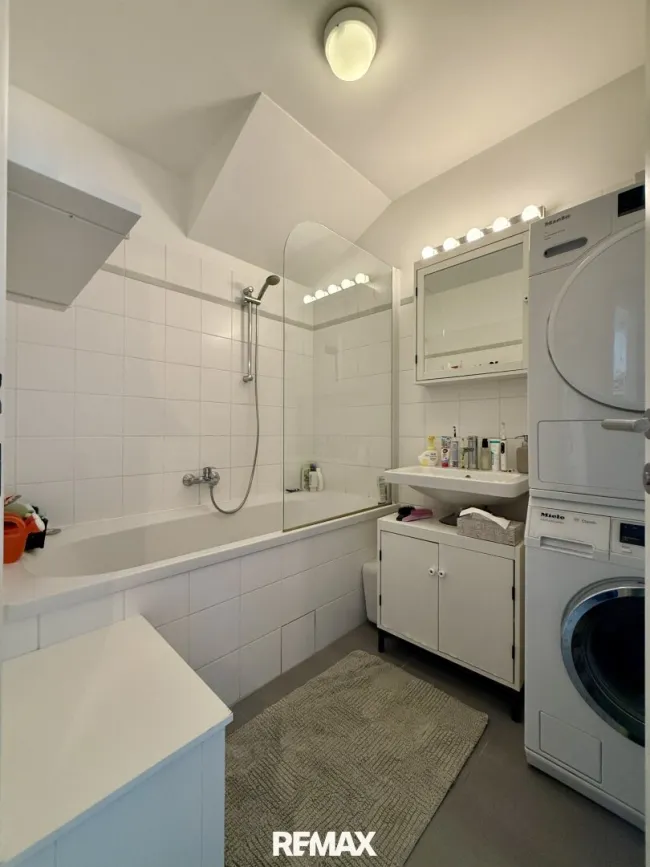 MODERNES WOHNEN ÜBER DEN DÄCHERN DES 18. BEZIRKS! – Dachgeschoss-Maisonette mit Dachterrasse + TG Platz - Bild