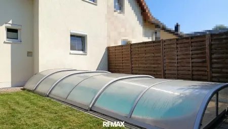 Garten hinter dem Haus mit Pool