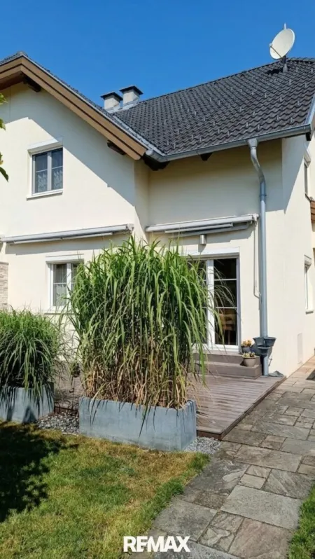 vorderer Garten mit Terrasse