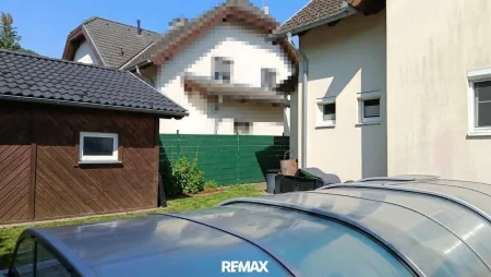 Garten hinter dem Haus mit Pool