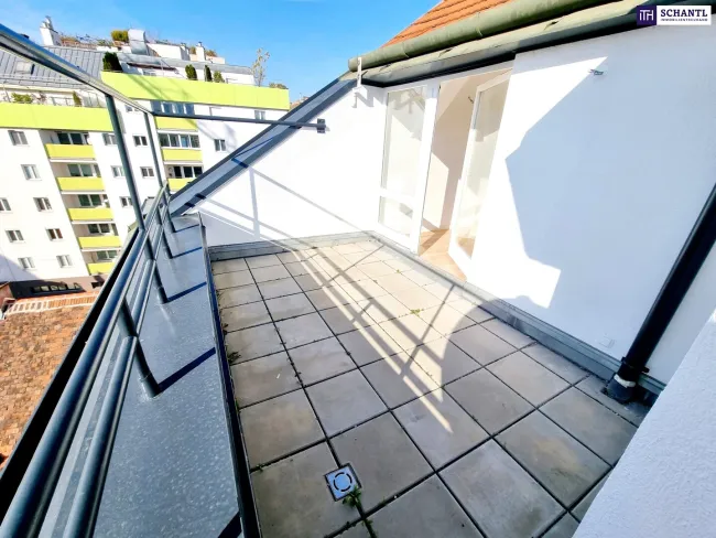 Stark reduziert - Stylischer Wohntraum im Dachgeschoss! Frisch saniert + Ruhelage + Traumhaftes Altbauhaus + Hofseitige Terrasse + U-Bahn ums Eck + Beste Infrastruktur und Anbindung! - Bild