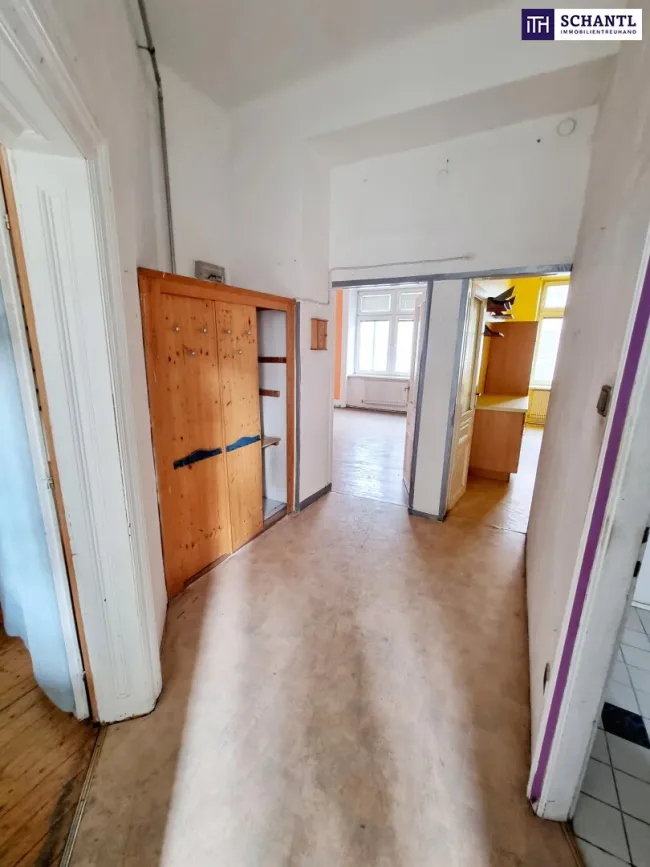 Bring Ideen mit. Der Rest ist da! Tolle Familienwohnung/WG - Selbst Gestalten! Sanierungsbedürftige Altbauwohnung! U-Bahn ums Eck + Traumhaft renoviertes Altbauhaus + Optimalste Infrastruktur und Anbindung! - Bild
