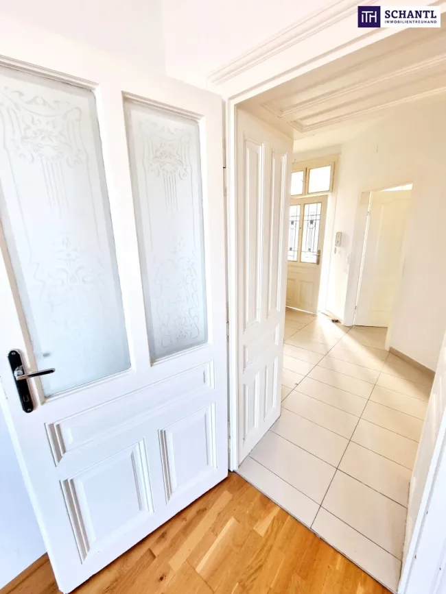 Einkaufen, Ausgehen, Einsteigen – alles vor der Tür! Ideale 3 Zimmer Altbauwohnung! U-Bahn ums Eck + Traumhaft renoviertes Altbauhaus + TOP Altbauwohnung + Optimalste Infrastruktur und Anbindung! Worauf warten Sie noch? - Bild