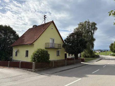 Sanierungsbedürftiges Einfamilienhaus mit XXL-Garagen / Werkstätte / Lagerflächen Römerstraße /Haibach ob der Donau Bieterverfahren Startpreis: € 150.000,-