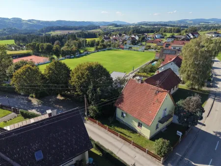 Sanierungsbedürftiges Einfamilienhaus mit XXL-Garagen / Werkstätte / Lagerflächen Römerstraße /Haibach ob der Donau Bieterverfahren Startpreis: € 150.000,-