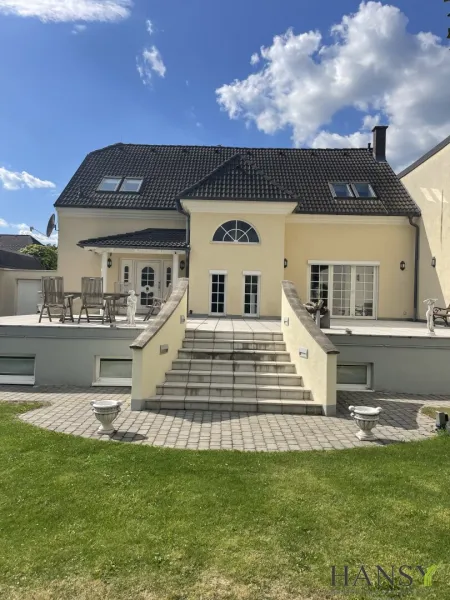 Komplett modernisierte Villa mit Garten, Terrasse & Garage