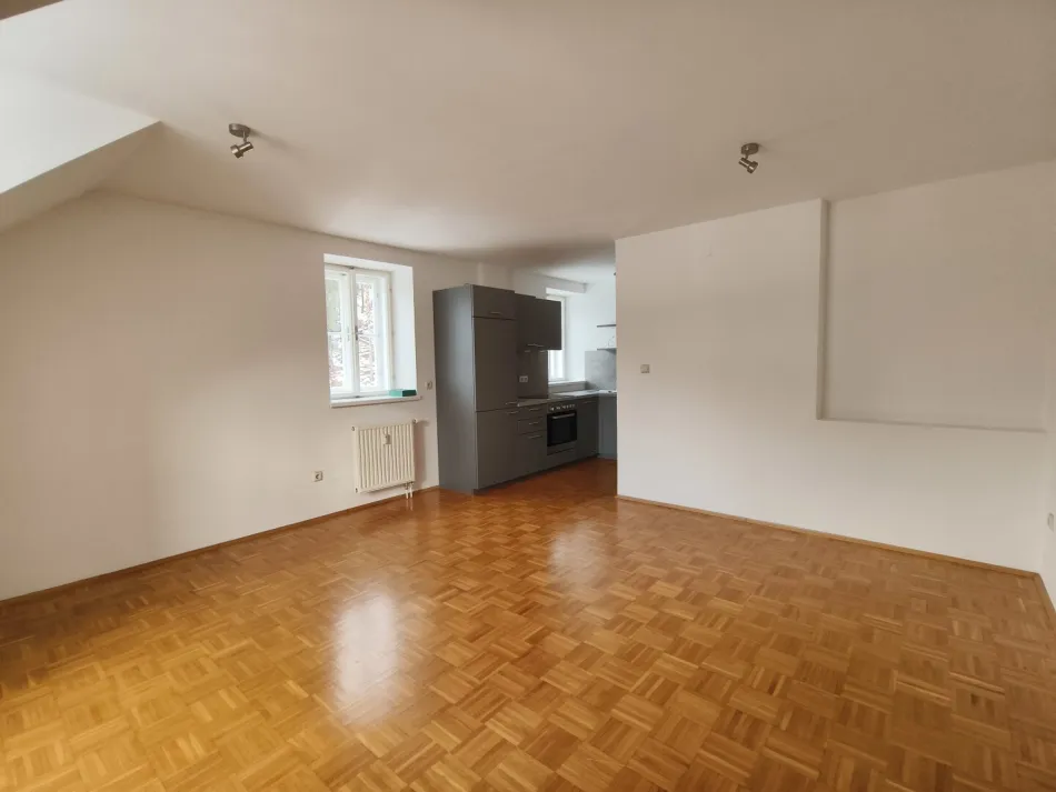 2 Zimmer Wohnung mit Küche und gratis Parkplatz - Bild