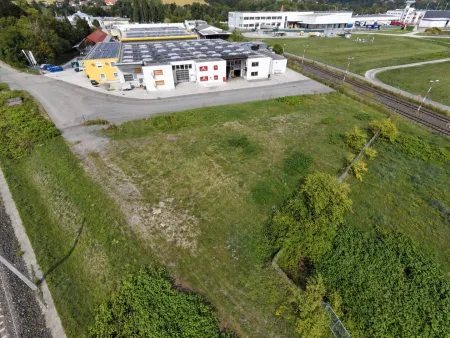 Freifläche mit benachbartem Gewerbeobjekt