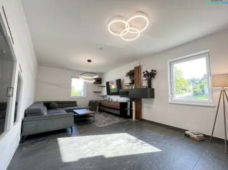 Wohnzimmer außen Bereich zensiert