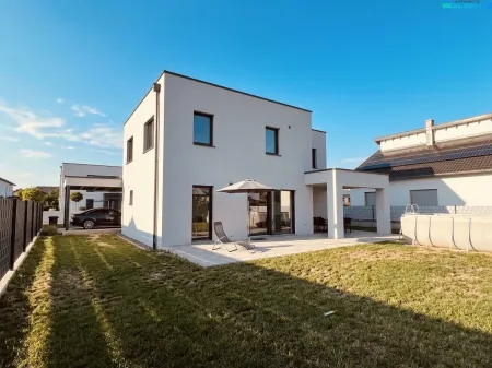 Ansicht Haus hinten Ki Terrasse verfließt