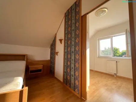 Schlafzimmer mit Schrankraum