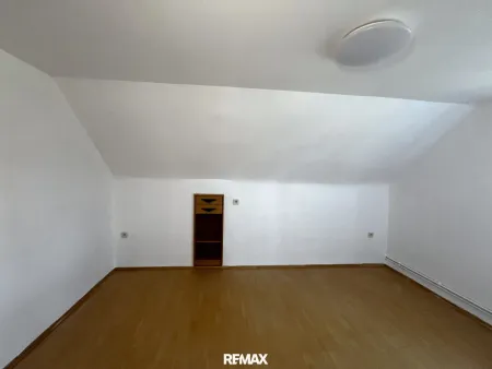 Zimmer 2, im Obergeschoss
