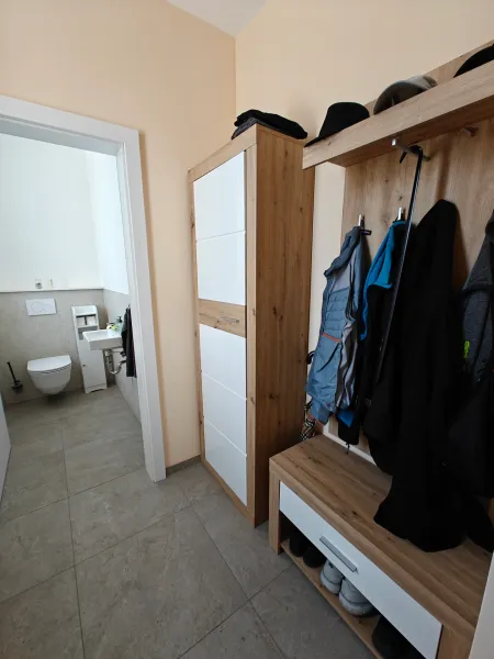 2 - Vorraum mit Garderobe.jpg