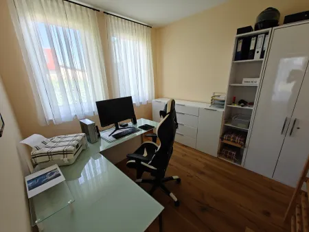 8a - Büro Foto 1.jpg