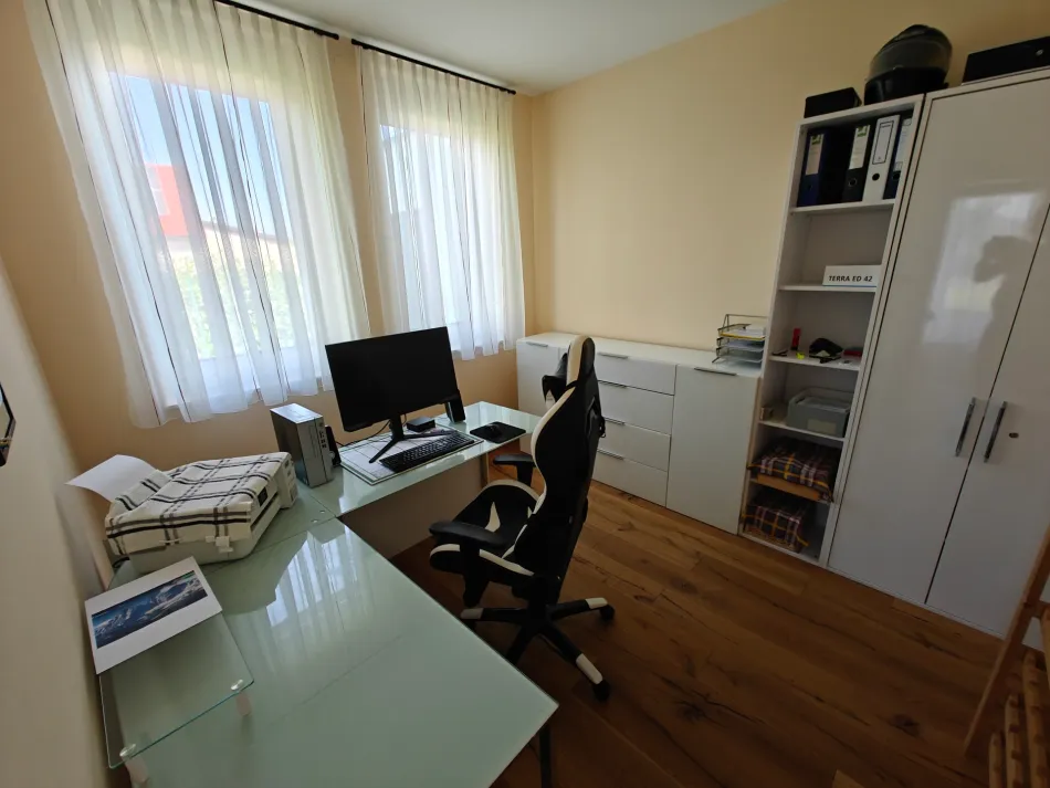 8a - Büro Foto 1.jpg