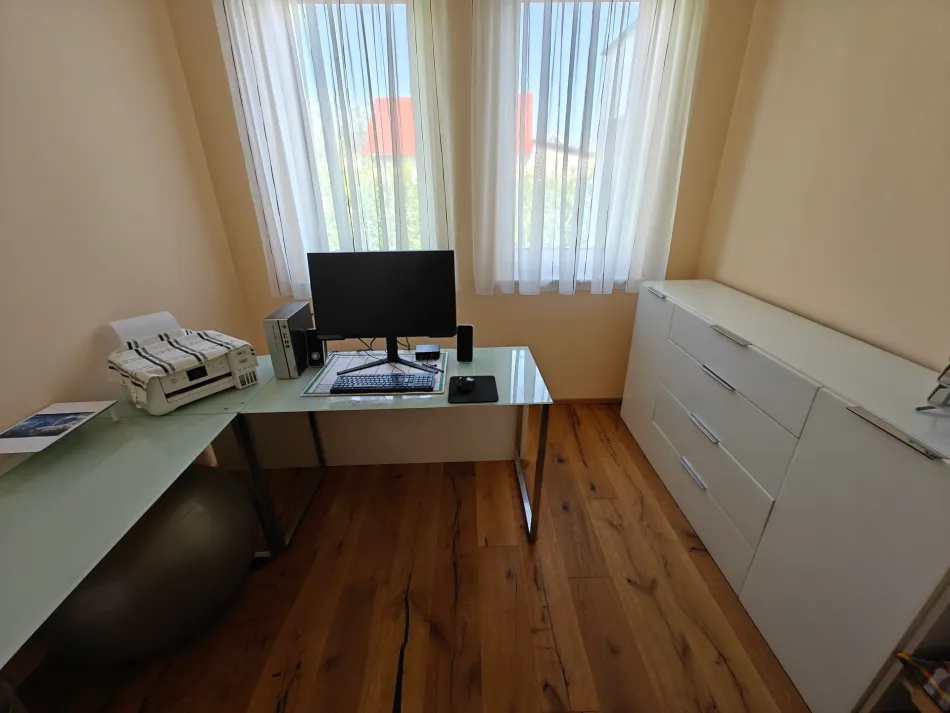 8a - Büro Foto 1.jpg