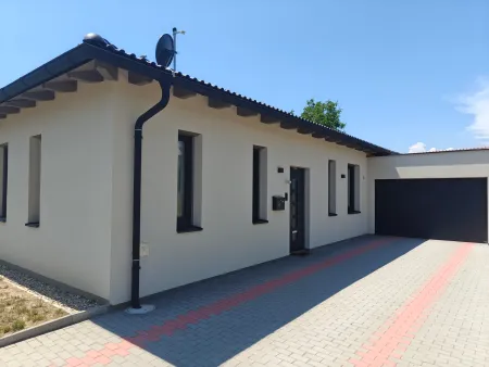 0 - Außen, Eingang mit Garage.jpg
