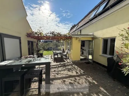 OBERLAA - RENOVIERTER ALTBAU - EINFAMILIENHAUS MIT UNEINSICHTIGEN GARTEN UND STELLPLATZ - Titelbild