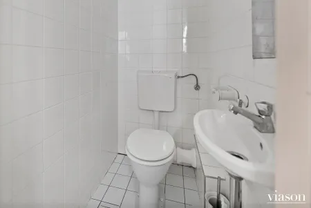 Separate WC mit Handwaschbecken
