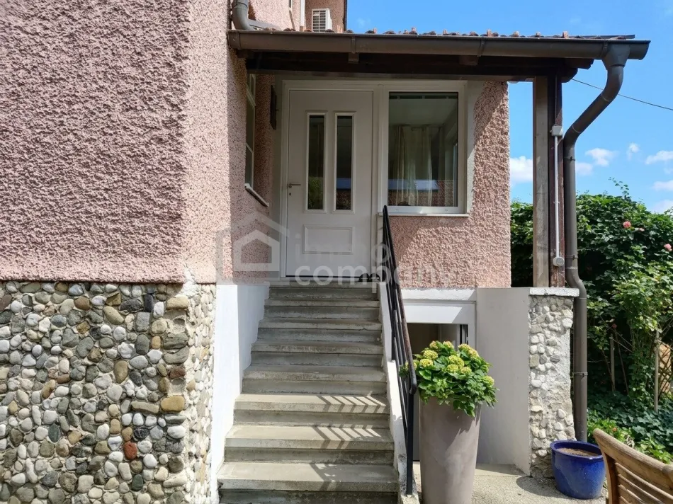 Charmantes Einfamilienhaus mit wunderschön angelegtem Garten - Bild