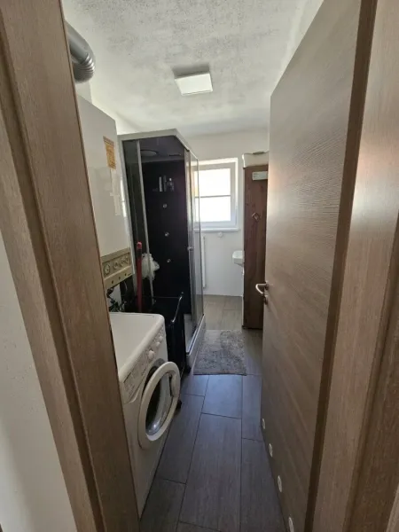 Badezimmer mit Dusche und WC