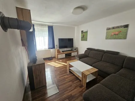 Wohnzimmer möbliert mit Kaminofen